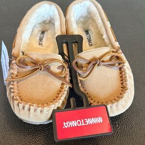 NWT Minnetonka Petra Trapper suede slippers tan